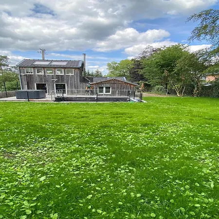 Spacious In With Jacuzzi, Cleaning Included Chalet