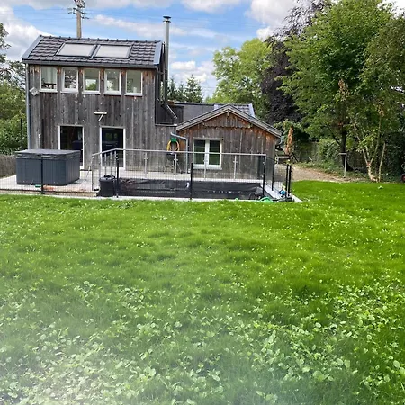 Chalet Spacious In With Jacuzzi, Cleaning Included