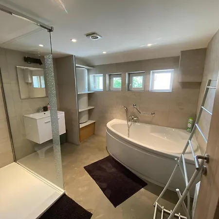 Spacious In With Jacuzzi, Cleaning Included *